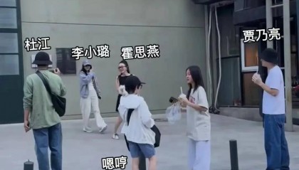李小璐跟贾乃亮同框出现，跟霍思燕一家聚餐，甜馨跟嗯哼畅聊都长变了！