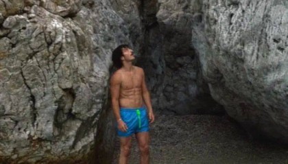 Benson Boone 在海滩的照片，身材又变好了！