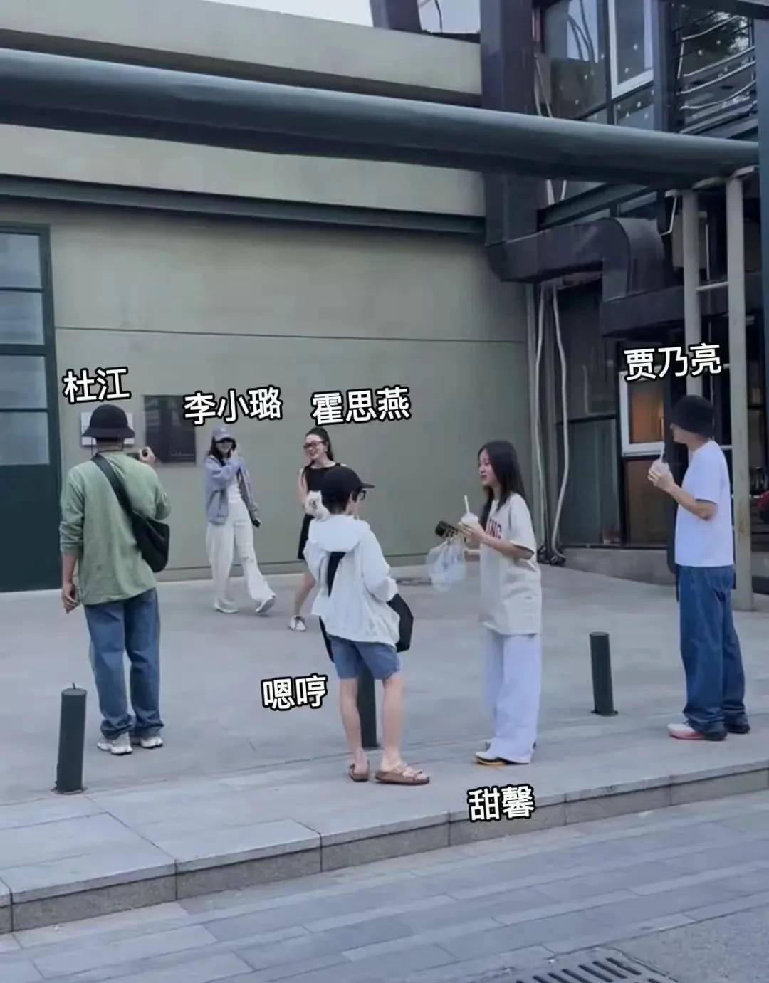 李小璐跟贾乃亮同框出现，跟霍思燕一家聚餐，甜馨跟嗯哼畅聊都长变了！
