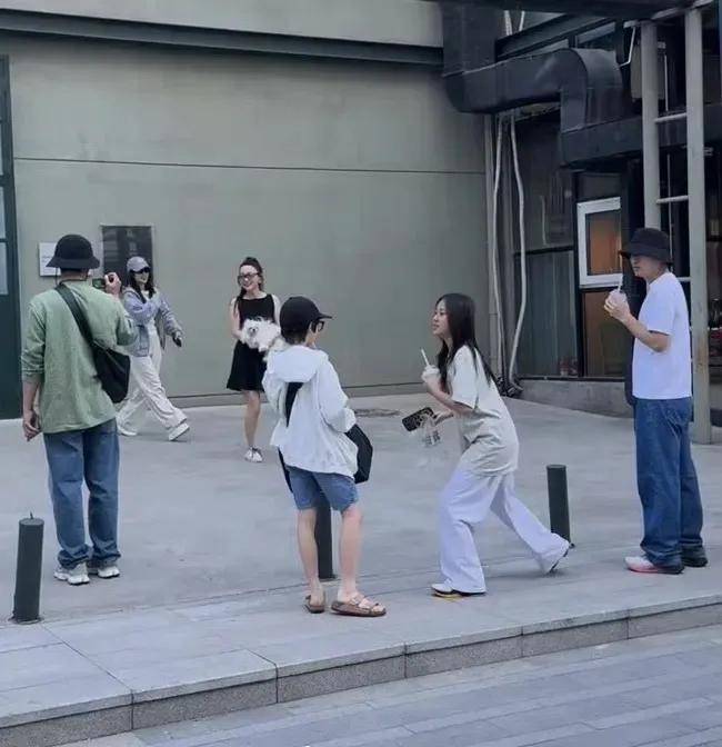 李小璐跟贾乃亮同框出现，跟霍思燕一家聚餐，甜馨跟嗯哼畅聊都长变了！