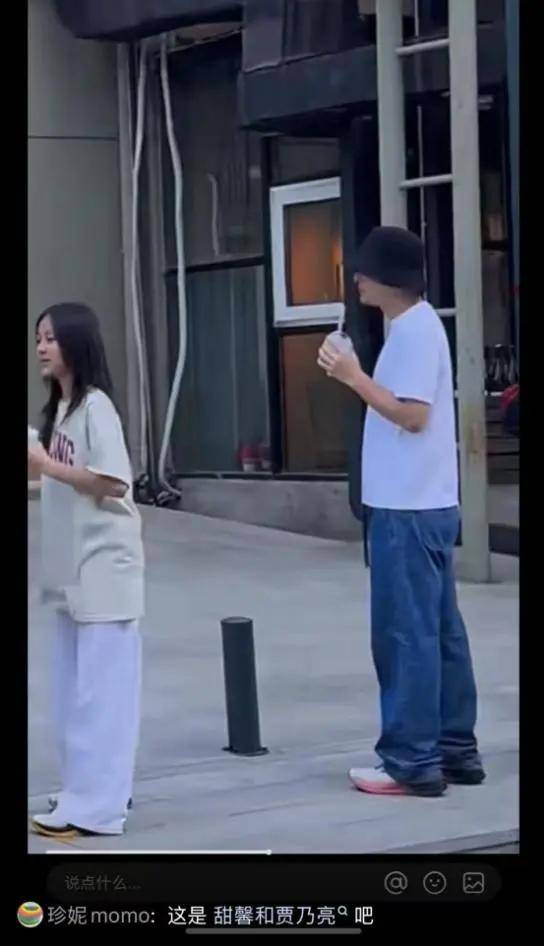李小璐跟贾乃亮同框出现，跟霍思燕一家聚餐，甜馨跟嗯哼畅聊都长变了！