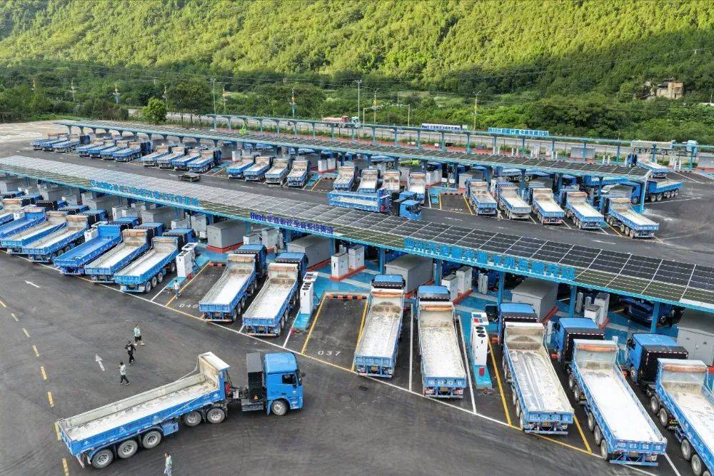 华为兆瓦超充打造全球首个百兆瓦级重卡超充站，重卡进入全面电动化