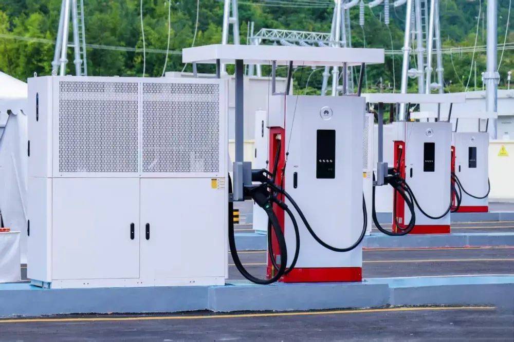 华为兆瓦超充打造全球首个百兆瓦级重卡超充站，重卡进入全面电动化