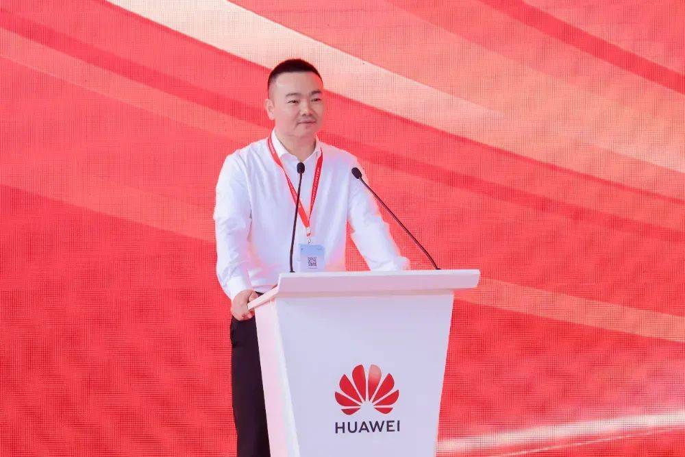 华为兆瓦超充打造全球首个百兆瓦级重卡超充站，重卡进入全面电动化