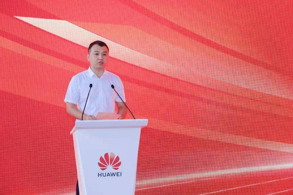 华为兆瓦超充打造全球首个百兆瓦级重卡超充站，重卡进入全面电动化