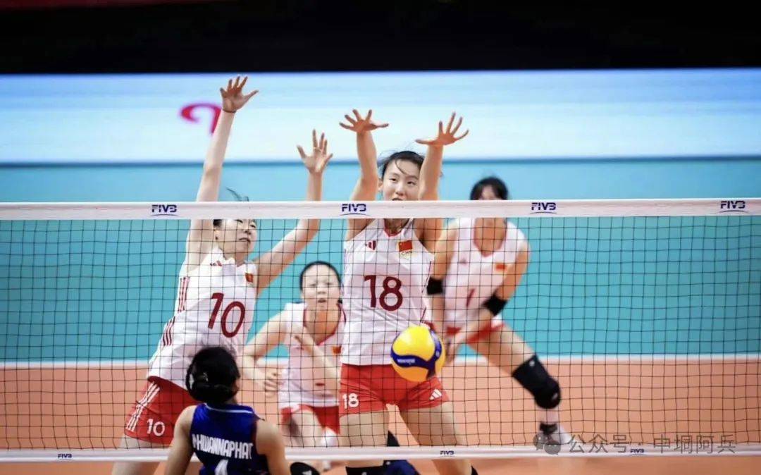 中国u21女排3:0横扫泰国晋级八强，拦网碾压对手，二传朱航霆5拦，李晨暄15分最场最高，越南女排偷鸡不成蚀把米，资格被取消