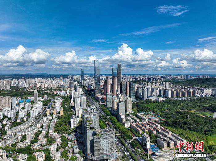 晴空下的广西南宁