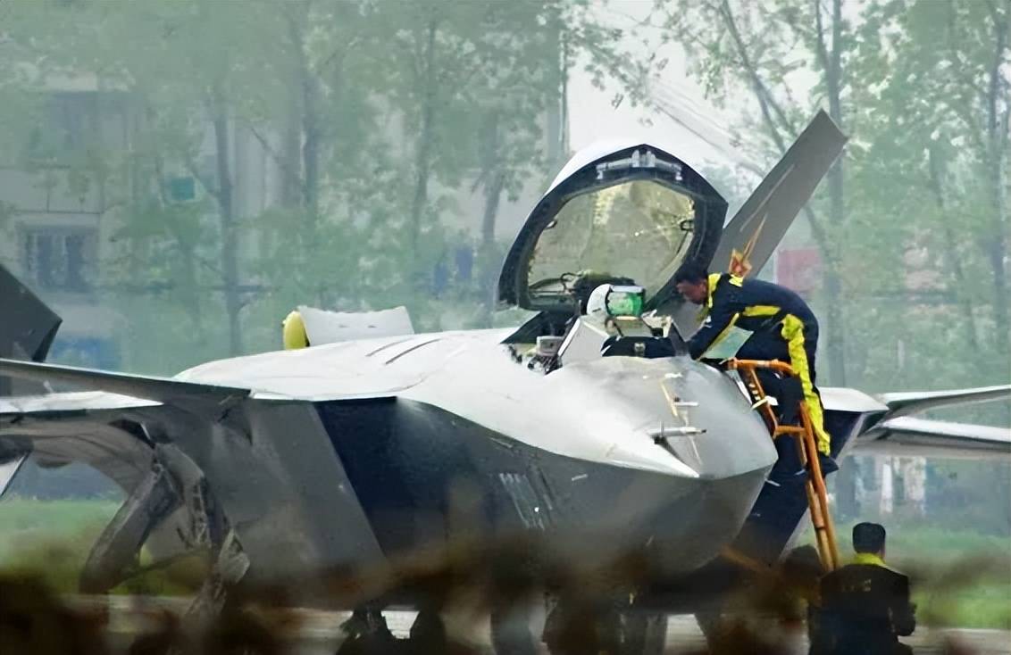 央视曝光！歼-35A改用内置登机梯，和F-35的一模一样？